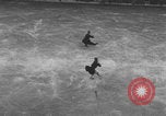 Image Patineurs effectuer dans un spectacle sur glace Berlin Allemagne, 1945, de la seconde 27 séquences d'archives historiques vidéo 65675078942