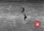 Image Patineurs effectuer dans un spectacle sur glace Berlin Allemagne, 1945, de la seconde 28 séquences d'archives historiques vidéo 65675078942