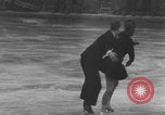 Image Patineurs effectuer dans un spectacle sur glace Berlin Allemagne, 1945, de la seconde 31 séquences d'archives historiques vidéo 65675078942