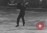 Image Patineurs effectuer dans un spectacle sur glace Berlin Allemagne, 1945, de la seconde 32 séquences d'archives historiques vidéo 65675078942