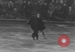 Image Patineurs effectuer dans un spectacle sur glace Berlin Allemagne, 1945, de la seconde 33 séquences d'archives historiques vidéo 65675078942