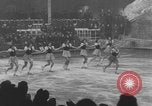 Image Patineurs effectuer dans un spectacle sur glace Berlin Allemagne, 1945, de la seconde 39 séquences d'archives historiques vidéo 65675078942