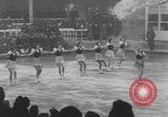 Image Patineurs effectuer dans un spectacle sur glace Berlin Allemagne, 1945, de la seconde 40 séquences d'archives historiques vidéo 65675078942