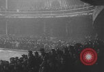 Image Patineurs effectuer dans un spectacle sur glace Berlin Allemagne, 1945, de la seconde 44 séquences d'archives historiques vidéo 65675078942