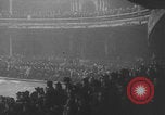 Image Patineurs effectuer dans un spectacle sur glace Berlin Allemagne, 1945, de la seconde 45 séquences d'archives historiques vidéo 65675078942