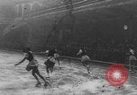 Image Patineurs effectuer dans un spectacle sur glace Berlin Allemagne, 1945, de la seconde 46 séquences d'archives historiques vidéo 65675078942