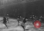 Image Patineurs effectuer dans un spectacle sur glace Berlin Allemagne, 1945, de la seconde 47 séquences d'archives historiques vidéo 65675078942
