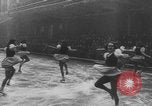 Image Patineurs effectuer dans un spectacle sur glace Berlin Allemagne, 1945, de la seconde 48 séquences d'archives historiques vidéo 65675078942