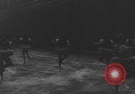 Image Patineurs effectuer dans un spectacle sur glace Berlin Allemagne, 1945, de la seconde 49 séquences d'archives historiques vidéo 65675078942