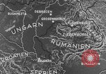 Standbild Deutschen Junkers Ju 87 Flugzeuge strafing sowjetische Panzer Ungarn, 1944, aus Sekunde 3 historischem Filmmaterial Videoclip 65675078943