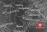 Standbild Deutschen Junkers Ju 87 Flugzeuge strafing sowjetische Panzer Ungarn, 1944, aus Sekunde 6 historischem Filmmaterial Videoclip 65675078943