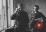 Standbild Deutschen Junkers Ju 87 Flugzeuge strafing sowjetische Panzer Ungarn, 1944, aus Sekunde 7 historischem Filmmaterial Videoclip 65675078943