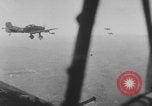 Standbild Deutschen Junkers Ju 87 Flugzeuge strafing sowjetische Panzer Ungarn, 1944, aus Sekunde 14 historischem Filmmaterial Videoclip 65675078943