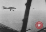 Standbild Deutschen Junkers Ju 87 Flugzeuge strafing sowjetische Panzer Ungarn, 1944, aus Sekunde 15 historischem Filmmaterial Videoclip 65675078943