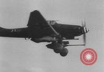 Standbild Deutschen Junkers Ju 87 Flugzeuge strafing sowjetische Panzer Ungarn, 1944, aus Sekunde 16 historischem Filmmaterial Videoclip 65675078943