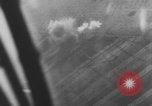 Standbild Deutschen Junkers Ju 87 Flugzeuge strafing sowjetische Panzer Ungarn, 1944, aus Sekunde 17 historischem Filmmaterial Videoclip 65675078943