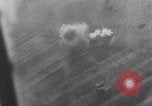Standbild Deutschen Junkers Ju 87 Flugzeuge strafing sowjetische Panzer Ungarn, 1944, aus Sekunde 18 historischem Filmmaterial Videoclip 65675078943