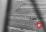 Standbild Deutschen Junkers Ju 87 Flugzeuge strafing sowjetische Panzer Ungarn, 1944, aus Sekunde 19 historischem Filmmaterial Videoclip 65675078943