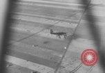 Standbild Deutschen Junkers Ju 87 Flugzeuge strafing sowjetische Panzer Ungarn, 1944, aus Sekunde 20 historischem Filmmaterial Videoclip 65675078943