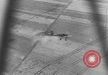 Standbild Deutschen Junkers Ju 87 Flugzeuge strafing sowjetische Panzer Ungarn, 1944, aus Sekunde 21 historischem Filmmaterial Videoclip 65675078943