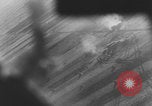 Standbild Deutschen Junkers Ju 87 Flugzeuge strafing sowjetische Panzer Ungarn, 1944, aus Sekunde 25 historischem Filmmaterial Videoclip 65675078943