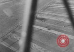 Standbild Deutschen Junkers Ju 87 Flugzeuge strafing sowjetische Panzer Ungarn, 1944, aus Sekunde 26 historischem Filmmaterial Videoclip 65675078943
