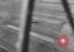 Standbild Deutschen Junkers Ju 87 Flugzeuge strafing sowjetische Panzer Ungarn, 1944, aus Sekunde 27 historischem Filmmaterial Videoclip 65675078943