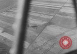 Standbild Deutschen Junkers Ju 87 Flugzeuge strafing sowjetische Panzer Ungarn, 1944, aus Sekunde 28 historischem Filmmaterial Videoclip 65675078943