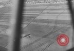 Standbild Deutschen Junkers Ju 87 Flugzeuge strafing sowjetische Panzer Ungarn, 1944, aus Sekunde 29 historischem Filmmaterial Videoclip 65675078943