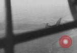 Standbild Deutschen Junkers Ju 87 Flugzeuge strafing sowjetische Panzer Ungarn, 1944, aus Sekunde 32 historischem Filmmaterial Videoclip 65675078943