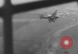 Standbild Deutschen Junkers Ju 87 Flugzeuge strafing sowjetische Panzer Ungarn, 1944, aus Sekunde 33 historischem Filmmaterial Videoclip 65675078943