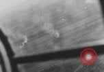 Standbild Deutschen Junkers Ju 87 Flugzeuge strafing sowjetische Panzer Ungarn, 1944, aus Sekunde 36 historischem Filmmaterial Videoclip 65675078943