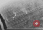 Standbild Deutschen Junkers Ju 87 Flugzeuge strafing sowjetische Panzer Ungarn, 1944, aus Sekunde 37 historischem Filmmaterial Videoclip 65675078943
