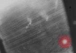 Standbild Deutschen Junkers Ju 87 Flugzeuge strafing sowjetische Panzer Ungarn, 1944, aus Sekunde 38 historischem Filmmaterial Videoclip 65675078943