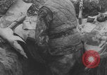 Standbild Deutschen Junkers Ju 87 Flugzeuge strafing sowjetische Panzer Ungarn, 1944, aus Sekunde 40 historischem Filmmaterial Videoclip 65675078943