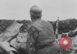 Standbild Deutschen Junkers Ju 87 Flugzeuge strafing sowjetische Panzer Ungarn, 1944, aus Sekunde 42 historischem Filmmaterial Videoclip 65675078943