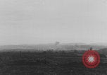 Standbild Deutschen Junkers Ju 87 Flugzeuge strafing sowjetische Panzer Ungarn, 1944, aus Sekunde 43 historischem Filmmaterial Videoclip 65675078943