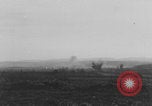 Standbild Deutschen Junkers Ju 87 Flugzeuge strafing sowjetische Panzer Ungarn, 1944, aus Sekunde 44 historischem Filmmaterial Videoclip 65675078943