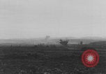 Standbild Deutschen Junkers Ju 87 Flugzeuge strafing sowjetische Panzer Ungarn, 1944, aus Sekunde 45 historischem Filmmaterial Videoclip 65675078943