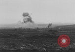 Standbild Deutschen Junkers Ju 87 Flugzeuge strafing sowjetische Panzer Ungarn, 1944, aus Sekunde 48 historischem Filmmaterial Videoclip 65675078943