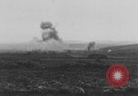 Standbild Deutschen Junkers Ju 87 Flugzeuge strafing sowjetische Panzer Ungarn, 1944, aus Sekunde 49 historischem Filmmaterial Videoclip 65675078943