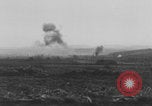 Standbild Deutschen Junkers Ju 87 Flugzeuge strafing sowjetische Panzer Ungarn, 1944, aus Sekunde 50 historischem Filmmaterial Videoclip 65675078943
