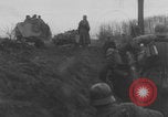 Standbild Deutschen Junkers Ju 87 Flugzeuge strafing sowjetische Panzer Ungarn, 1944, aus Sekunde 51 historischem Filmmaterial Videoclip 65675078943