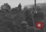 Standbild Deutschen Junkers Ju 87 Flugzeuge strafing sowjetische Panzer Ungarn, 1944, aus Sekunde 52 historischem Filmmaterial Videoclip 65675078943
