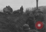 Standbild Deutschen Junkers Ju 87 Flugzeuge strafing sowjetische Panzer Ungarn, 1944, aus Sekunde 53 historischem Filmmaterial Videoclip 65675078943