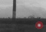 Standbild Deutschen Junkers Ju 87 Flugzeuge strafing sowjetische Panzer Ungarn, 1944, aus Sekunde 55 historischem Filmmaterial Videoclip 65675078943