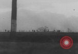 Standbild Deutschen Junkers Ju 87 Flugzeuge strafing sowjetische Panzer Ungarn, 1944, aus Sekunde 56 historischem Filmmaterial Videoclip 65675078943