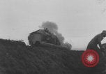 Standbild Deutschen Junkers Ju 87 Flugzeuge strafing sowjetische Panzer Ungarn, 1944, aus Sekunde 57 historischem Filmmaterial Videoclip 65675078943