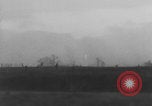 Standbild Deutschen Junkers Ju 87 Flugzeuge strafing sowjetische Panzer Ungarn, 1944, aus Sekunde 58 historischem Filmmaterial Videoclip 65675078943