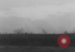 Standbild Deutschen Junkers Ju 87 Flugzeuge strafing sowjetische Panzer Ungarn, 1944, aus Sekunde 59 historischem Filmmaterial Videoclip 65675078943